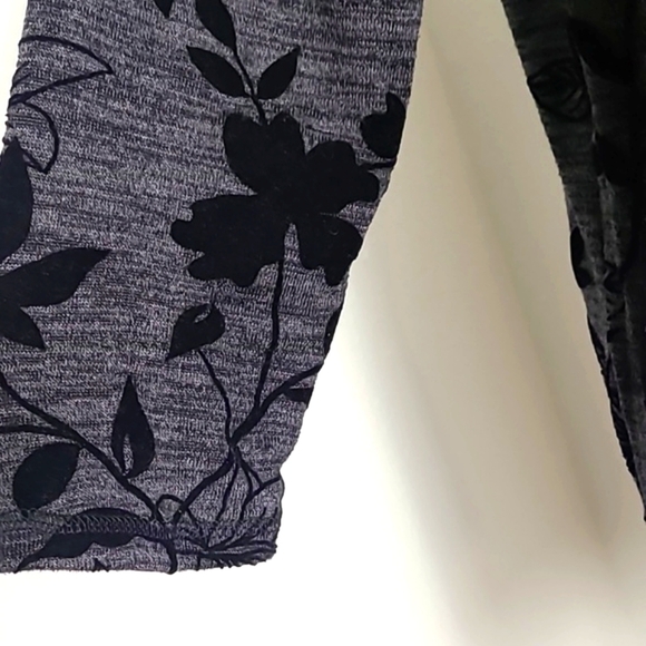 Onque Gray Top with Black Velvet Floral, Size Large - Picture 3 of 8